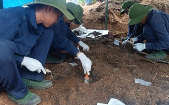 Tin mới vụ đào móng xây nhà phát hiện hố chôn tập thể nhiều hài cốt