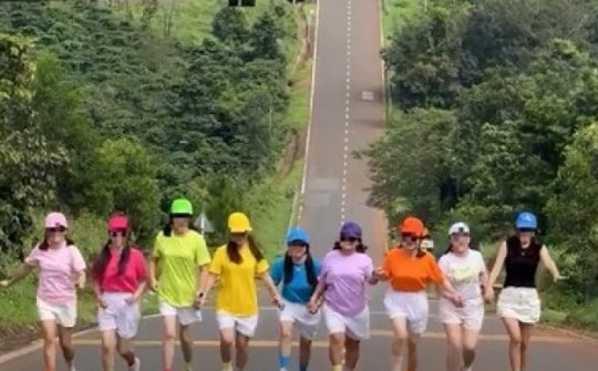 Thông tin mới về nhóm 9 phụ nữ dàn hàng ngang giữa đường quay clip
