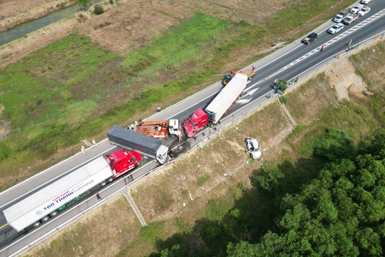 Biển nào cảnh báo nguy hiểm đoạn đường thường xảy ra tai nạn?