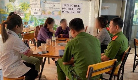 Rùng mình một quán bún bò Huế ở Hà Nội để khu vực chế biến bị ứ đọng rác thải, không che kín