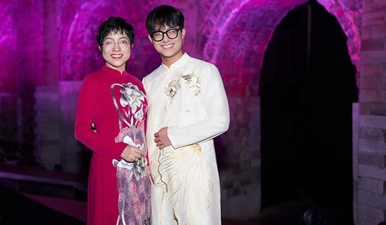 Con trai MC Thảo Vân lần đầu trình diễn áo dài