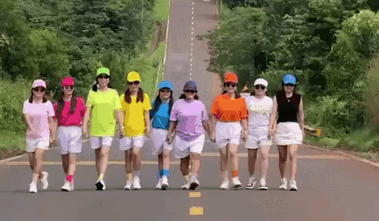 Nhóm phụ nữ vô tư dàn hàng ngang trên quốc lộ để quay phim, chụp ảnh