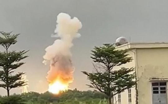 CLIP: Cháy lớn ở trạm biến áp 110Kv, cột lửa kèm khói bốc cao