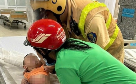 CSGT Bình Dương dẫn đường đưa bé trai 1 tuổi bị bỏng nặng đi cấp cứu