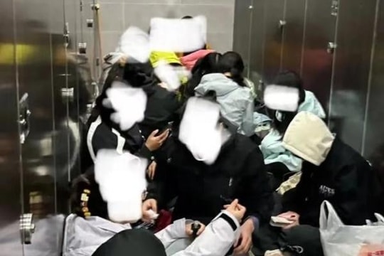 Nhà nghỉ 'cháy' phòng, du khách ngủ vạ vật trong nhà vệ sinh gây sốt