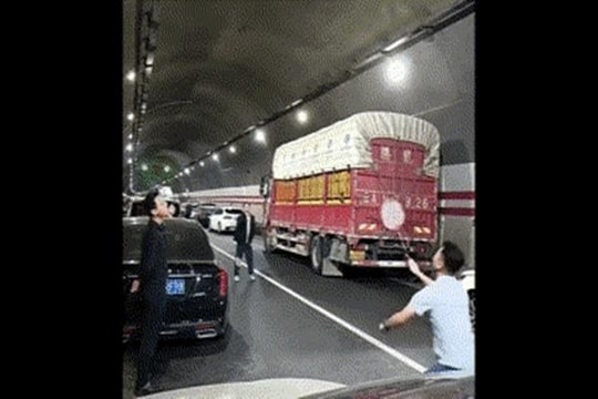 Tắc đường kéo dài, hai người đàn ông chơi cầu lông trong hầm cao tốc