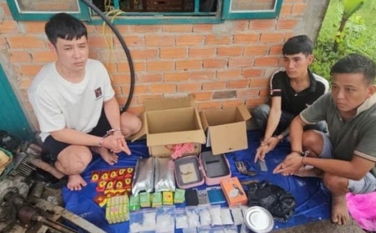 Bắt trùm ma túy dưới vỏ bọc chủ tiệm tạp hóa cùng đàn em, thu nhiều súng đạn