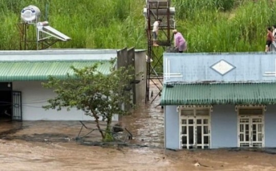 Lâm Đồng: Mưa to như trút nước, người dân phải trèo lên mái nhà