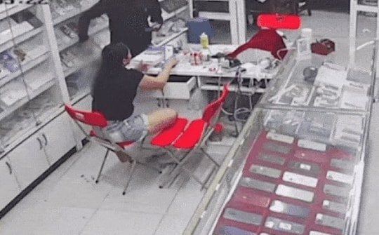 Bà chủ cửa hàng điện thoại gạt dao tên cướp