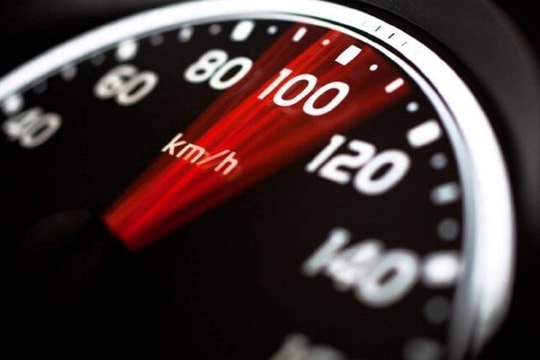 Tại sao nhà sản xuất không giới hạn tốc độ cho phương tiện?