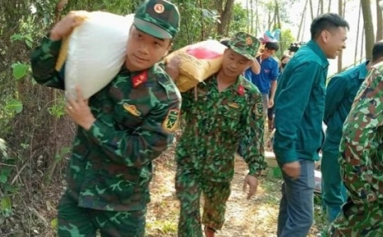 Mở đường công vụ tiếp tế lương thực cho 7.000 người bị cô lập do sạt lở ở Phú Thọ