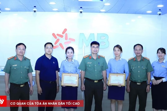 Khen thưởng hai nhân viên ngân hàng kịp thời ngăn chặn vụ lừa chuyển tiền