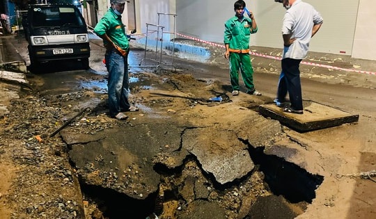TP Hồ Chí Minh: Xuất hiện 'hố tử thần' sau cơn mưa lớn