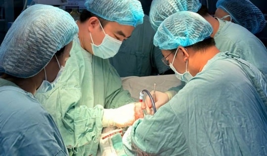 Báo động đỏ toàn viện cứu sống bệnh nhân vỡ tim nguy kịch