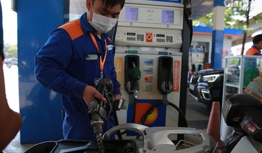 Xăng dầu bất ngờ đảo chiều tăng giá mạnh, xăng RON95-III có mức tăng cao nhất là 1.258 đồng/lít