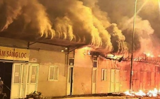 Cháy lớn ở dãy nhà thuốc bên trong Bệnh viện Đa khoa Đức Giang