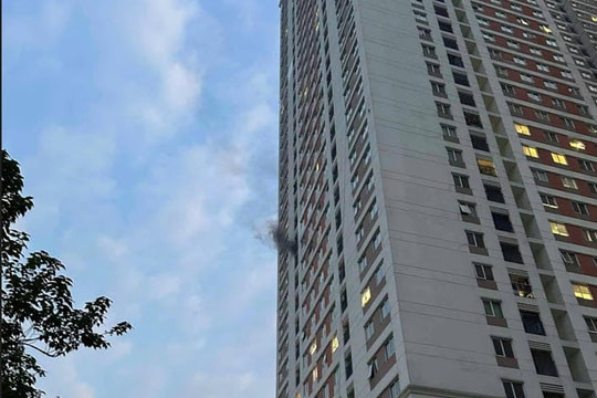 Hà Nội: Cháy căn hộ tầng cao chung cư, nhiều đồ đạc bị thiêu rụi