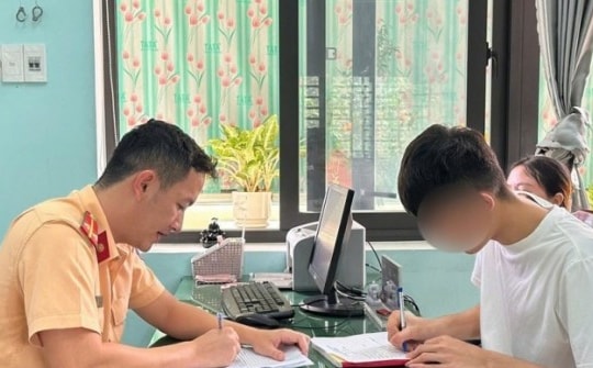 Khoe 'chiến tích' thả hai tay khi chạy xe máy, bị phạt gần chục triệu