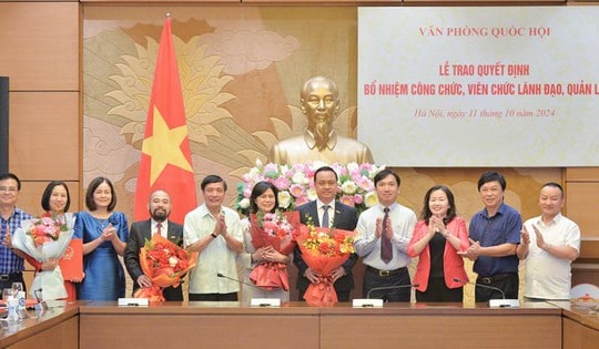 Tổng Thư ký Quốc hội, Chủ nhiệm Văn phòng Quốc hội Bùi Văn Cường trao quyết định bổ nhiệm cán bộ