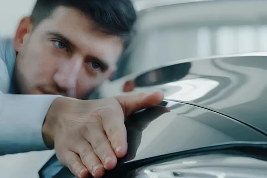 Vì sao người mua ô tô cũ thường dùng tay gõ nhẹ vào thân xe?