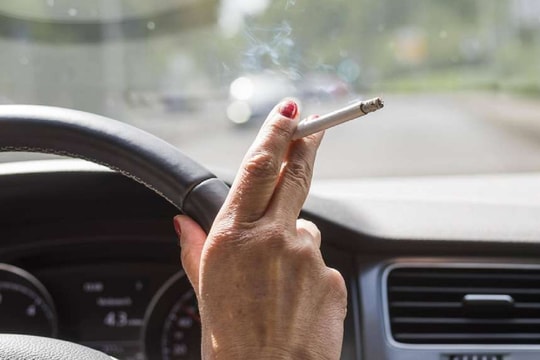 Mở cửa hút thuốc trong ô tô có tai hại?