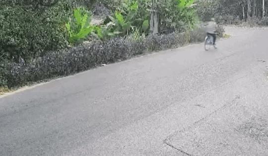 Xe máy lấn làn, lao thẳng vào xe đạp điện ở Vĩnh Phúc