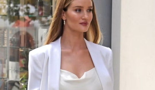 Mẫu váy dài đơn giản nhưng sang trọng