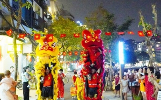 Nhộn nhịp phố đi bộ hồ Ngọc Khánh ngày đầu hoạt động