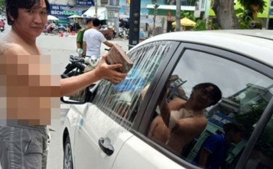 Bênh con trai, người đàn ông đập kính ô tô ở TPHCM