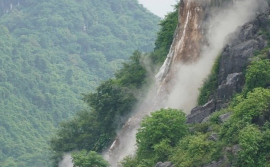Huy động quân đội nổ mìn phá khối đá 300 tấn 'uy hiếp' nhà dân