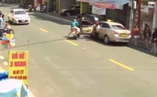 Clip: Tài xế taxi mở cửa bất ngờ khiến người phụ nữ tử vong