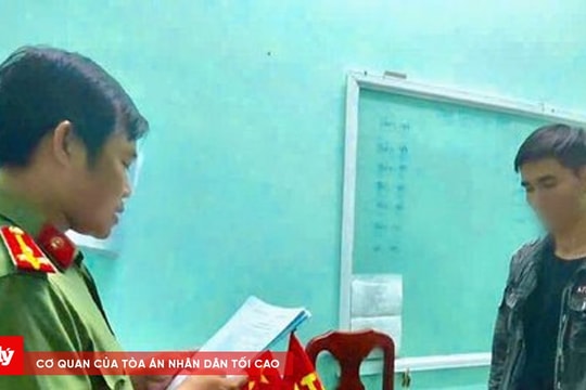 Sử dụng trái phép vũ khí quân dụng để thị uy