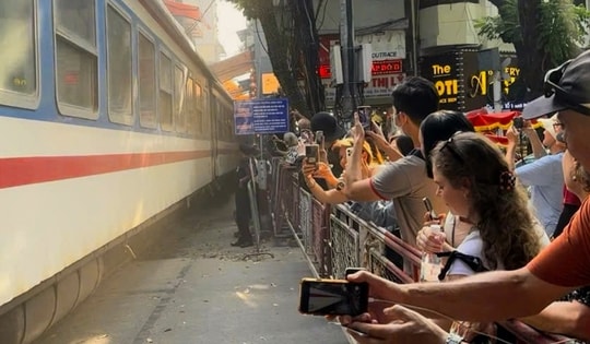 Bất chấp nguy hiểm, nhiều người vẫn thản nhiên check-in tại phố cà phê đường tàu