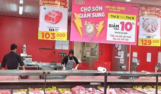 Mua thực phẩm, hàng thiết yếu, người tiêu dùng được khuyến mại sâu nhân ngày Giải phóng Thủ đô