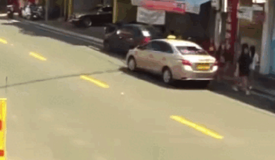 Mở cửa bất cẩn, lái xe ô tô gây tai nạn khiến người đi xe máy tử vong