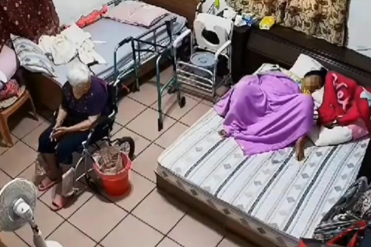 Người giúp việc sinh con ngay trên giường của chủ