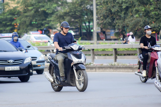 Khi lái xe trên đường, người lái xe cần quan sát và bảo đảm tốc độ phương tiện như thế nào?