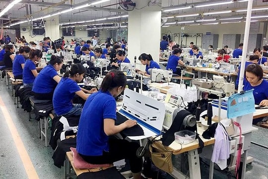 Ngày Phụ nữ Việt Nam 20/10: Có bắt buộc tặng quà cho lao động nữ không?