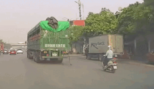 Người đi xe máy bất ngờ gặp nạn vì cán trúng 'vật thể lạ' trên đường