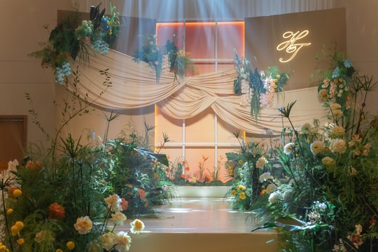 Đám cưới tái hiện vườn hoa khoe sắc dưới nắng hoàng hôn