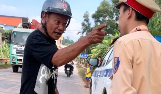 Vi phạm nồng độ cồn còn chửi bới, lăng mạ cảnh sát giao thông