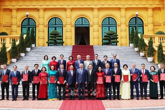 Tổng Bí thư, Chủ tịch nước Tô Lâm trao quyết định bổ nhiệm 15 Đại sứ