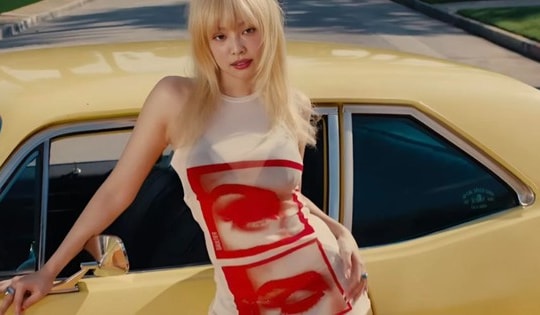 Jennie (BlackPink) diện váy xuyên thấu