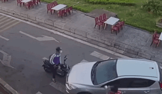 Điều khiển ô tô vào đường ngược chiều gây va chạm, tài xế hành hung người đi đúng luật