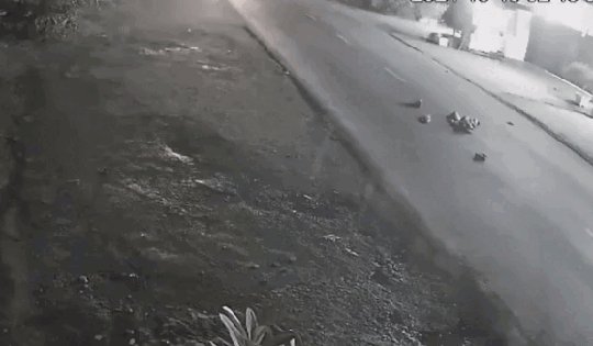 Nằm bất động trên đường sau va chạm với xe máy, người đi bộ tiếp tục bị xe khách cán trúng