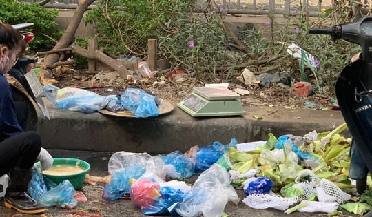 Lòng đường thành chợ, rác thải ngập tràn giữa trung tâm Hà Nội