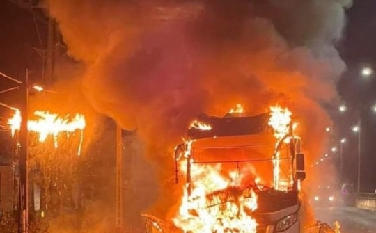 Hà Nam: Cháy xe khách giường nằm, hơn 20 người tháo chạy