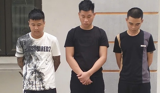 Tạm giữ 3 nam thanh niên đốt pháo hoa nổ trái phép tại quảng trường