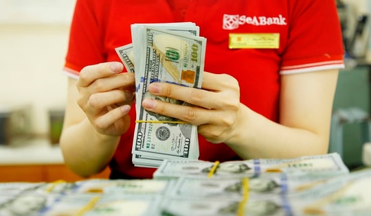 Cuối ngày, giá USD ngân hàng tăng vọt