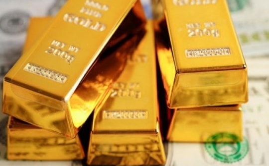 Giá vàng tăng như lên đồng, có nên đợi giảm giá rồi mới mua không?